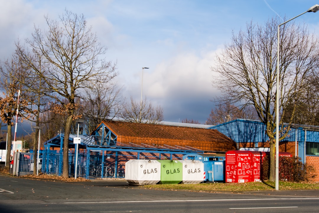 Budynki z recyklingowych materiałów: zrównoważona architektura
